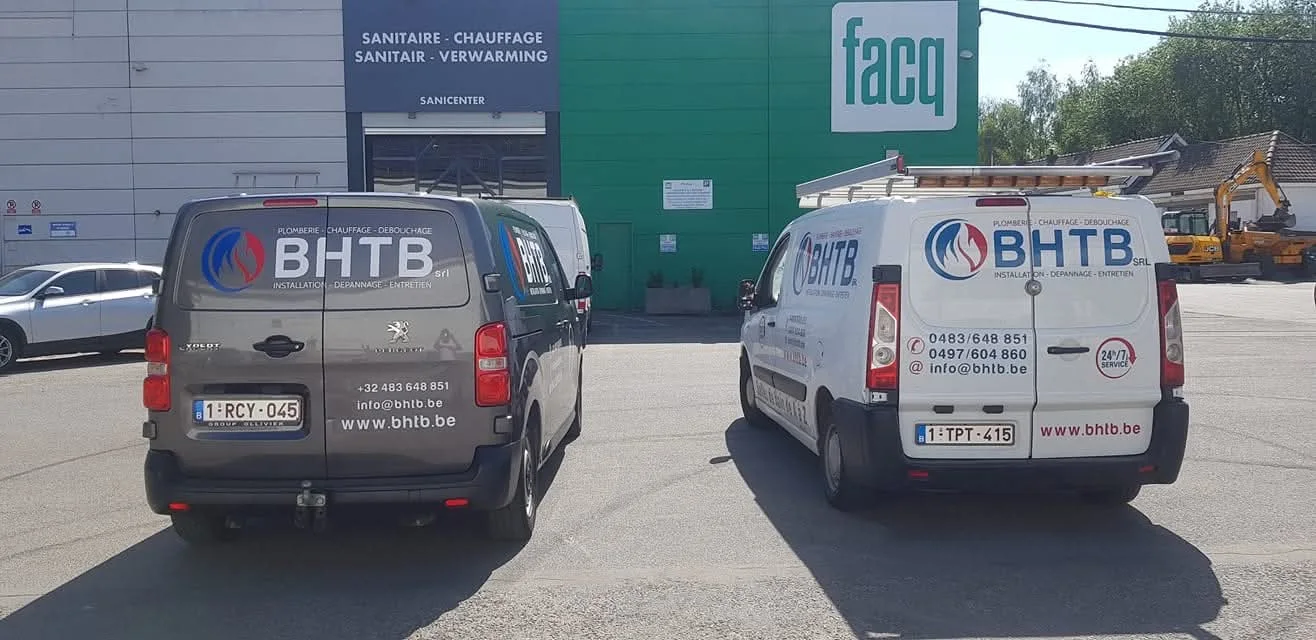 Deux utilitaires BHTB devant un point de vente Facq