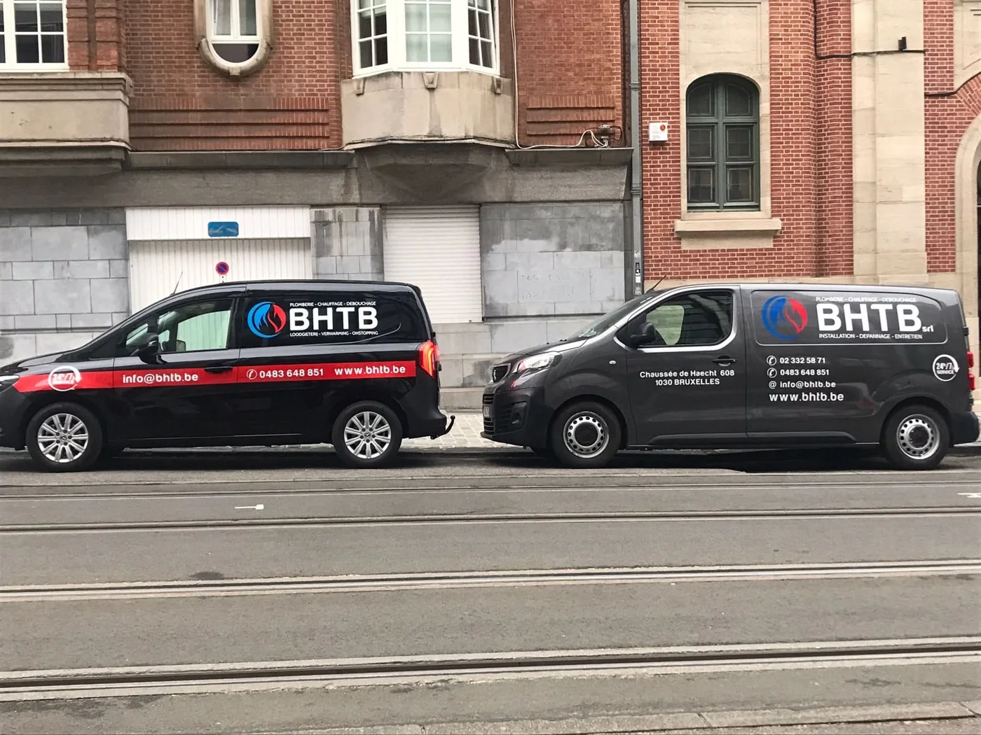 Deux véhicules BHTB stationnés en rue